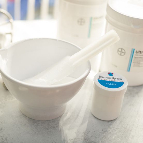 Bild enthält, Cup, Bowl, Dessert, Food, Yogurt, Cutlery, Spoon, Tape, Beverage, Milk