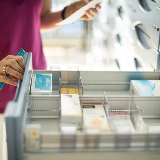 Bild enthält, Person, Shop, Furniture