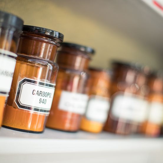 Bild enthält, Jar, Bottle, Cosmetics, Perfume, Shelf, Food, Shaker