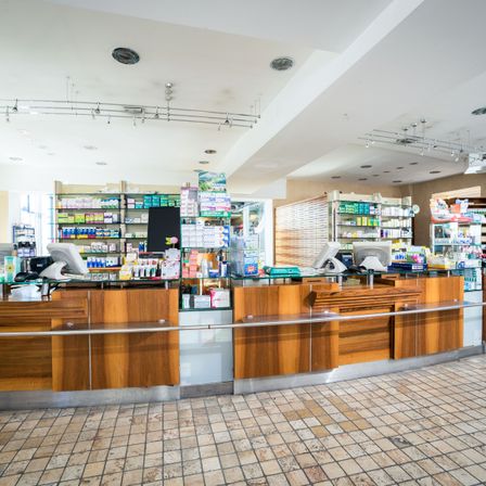 Bild enthält, Shop, Indoors, Architecture, Building, Market, Grocery Store, Supermarket, Person, Checkout Counter, Monitor