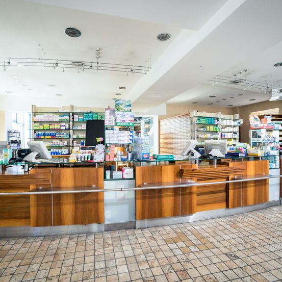 Bild enthält, Shop, Indoors, Architecture, Building, Market, Grocery Store, Supermarket, Person, Checkout Counter, Monitor