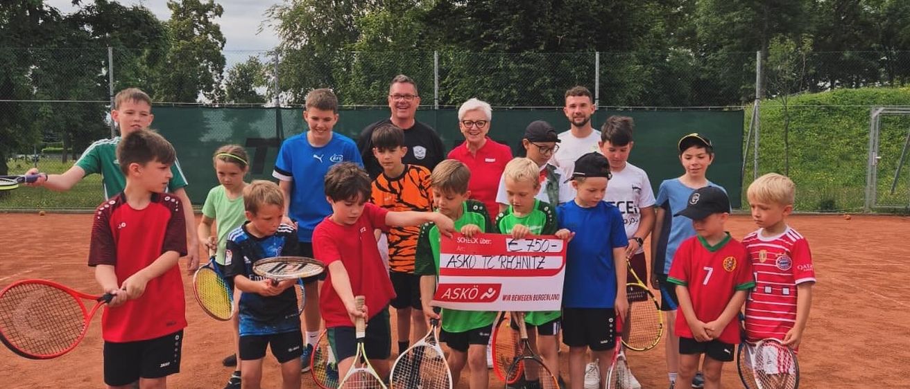 Bild enthält, Racket, Tennis, Tennis Racket, Person, Boy, Child, Male, Teen, Shorts, E-scooter