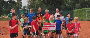 Bild enthält, Racket, Tennis, Tennis Racket, Person, Boy, Child, Male, Teen, Shorts, E-scooter