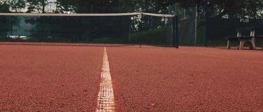 Bild enthält, Road, Tarmac, Architecture, Building, Tower, Field, Bench, Furniture, Running Track, Sport