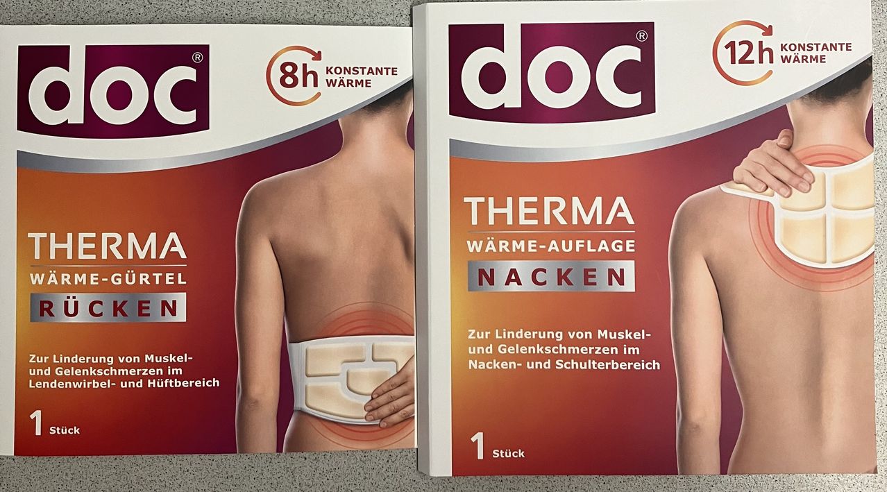 Zwei Packungen doc Therma Wärmeauflagen für Nacken- und Schulterentlastung. Die Auflagen bieten 8 Stunden konstante Wärme.