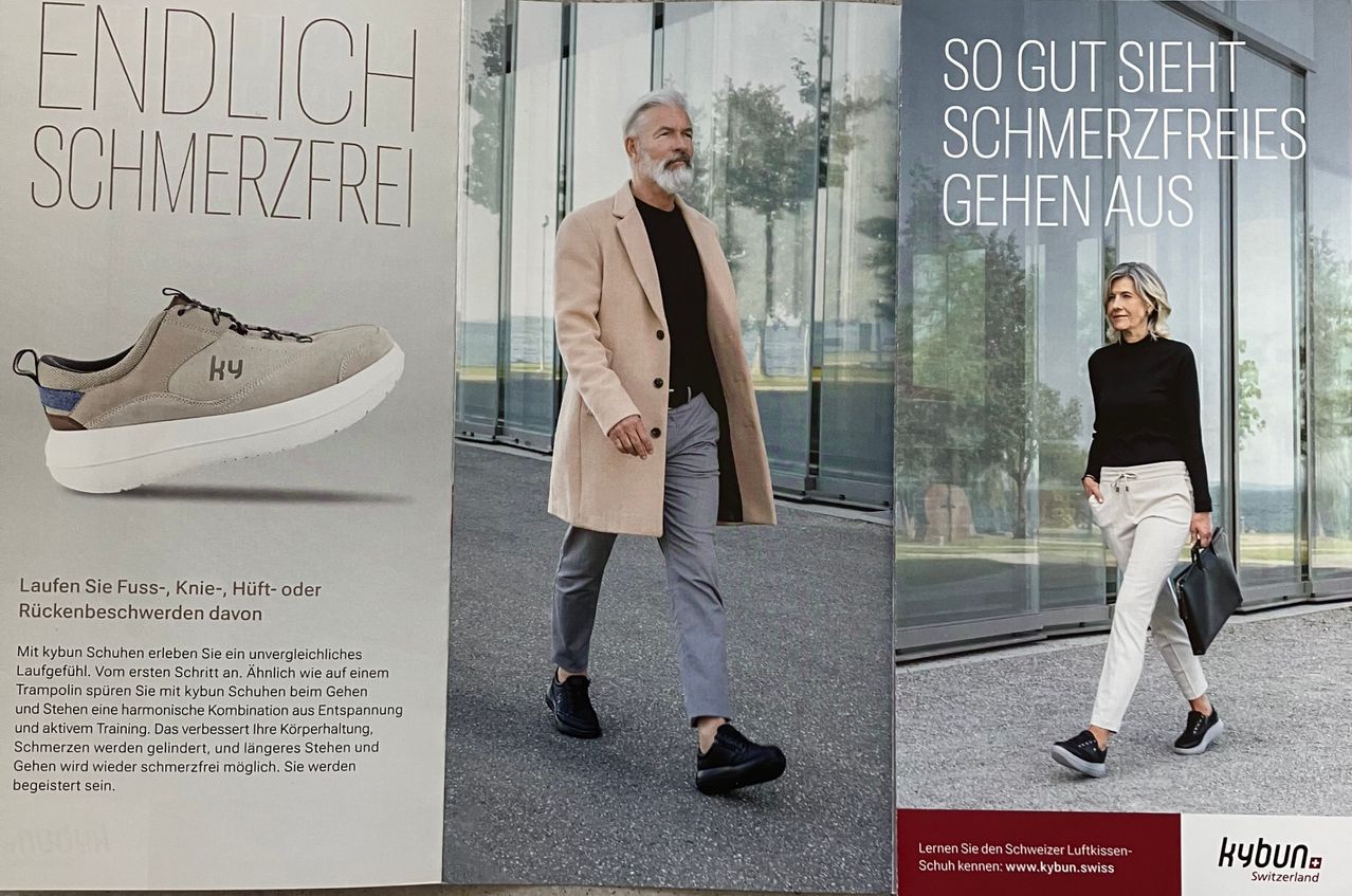 Ein Mann und eine Frau tragen Schuhe und gehen auf einem Bürgersteig. Ein Schuh wird auf der linken Seite angezeigt. Ein Text lautet 'SO GUT SCHMERZFREI GEHEN A'. Der Schuh steht vor einem Poster. Das Poster hat ein unscharfes Bild einer Glaswand.