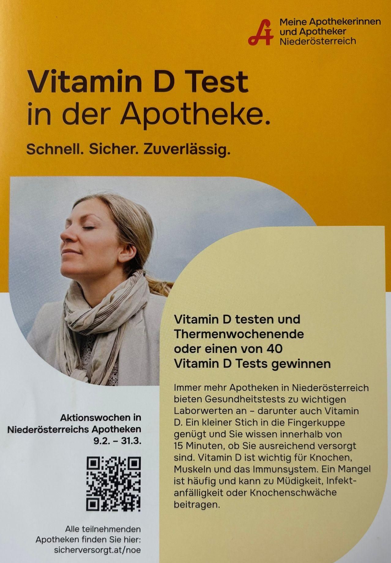 Plakat für Vitamin-D-Tests in Apotheken. Es zeigt eine Frau, einen QR-Code und eine Aussage über gewonnene Tests. Es erwähnt schnelle, sichere und zuverlässige Tests.