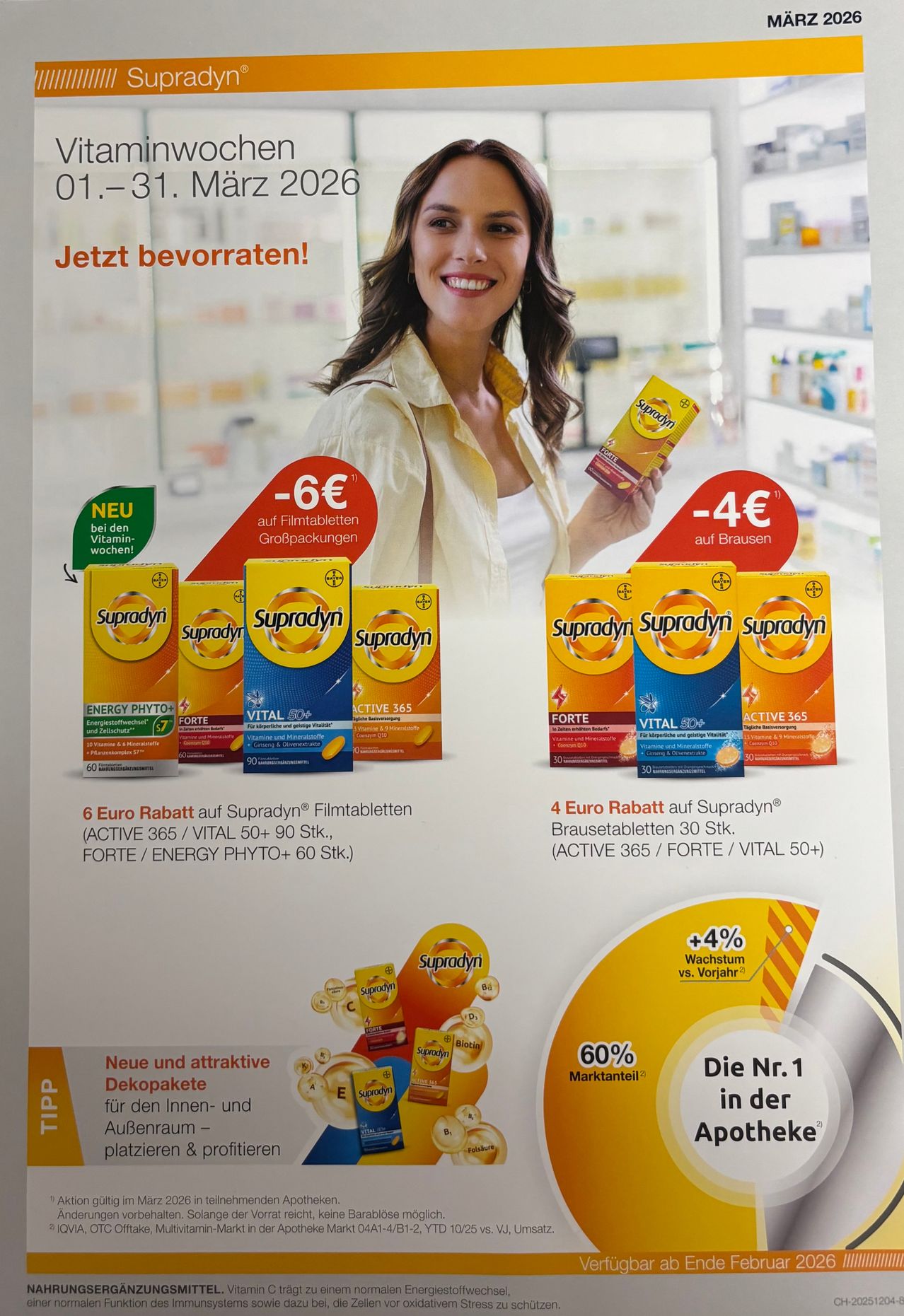 Plakat für Supradyn-Vitamintabletten. Eine Frau hält eine Packung Supradyn Active 365. Das Plakat weist auf Rabatte für Filmtabletten und Kautabletten hin, darunter ein 6-Euro-Rabatt auf Filmtabletten und ein 4-Euro-Rabatt auf Kautabletten. Es zeigt verschiedene Supradyn-Produktboxen.