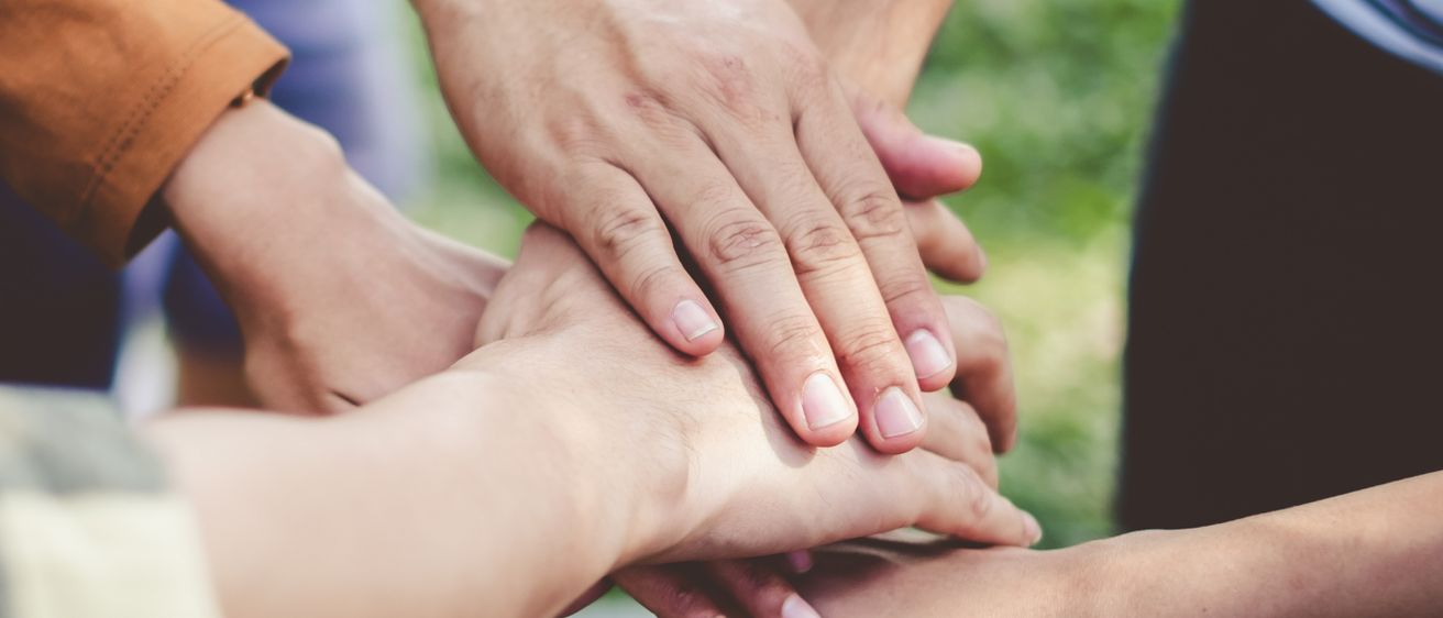 Bild enthält, Massage, Person, Body Part, Hand, Holding Hands, Patient