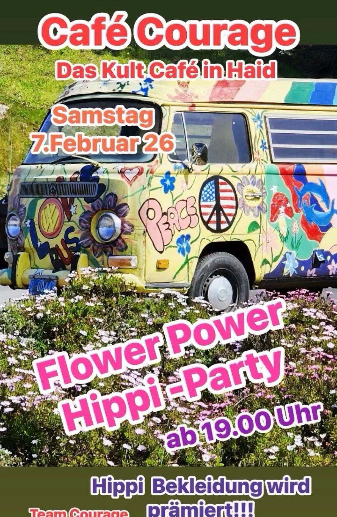 Ein farbenfroher VW-Bus mit 'Flower Power Hippi-Party'-Text steht am Straßenrand mit Blumen. Er hat farbenfrohe Designs, darunter Blumen, ein Friedenszeichen und die Worte 'Liebe' und 'Frieden'. Der Bus ist in leuchtendem Gelb lackiert und hat ein Nummernschild vorne.