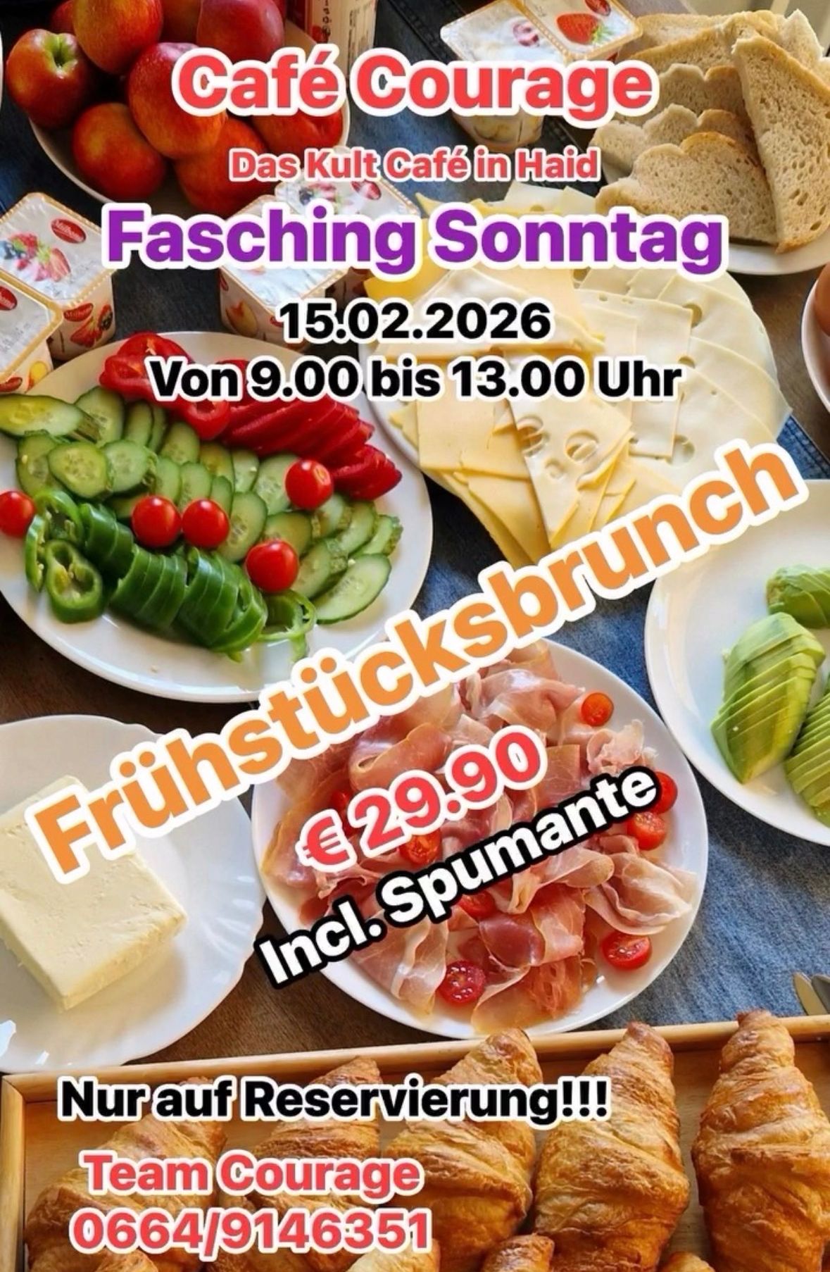 Ein Tisch ist mit verschiedenen Lebensmitteln wie Käse, Tomaten, Gurken und Prosciutto beladen. Es bietet ein Brunch-Menü am 15.02.2026 von 9:00 bis 13:00 Uhr zum Preis von 29,90 € an.