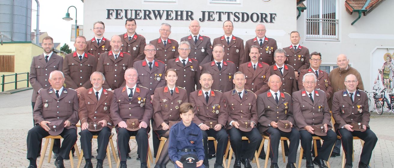 Bild enthält, People, Person, Adult, Male, Man, Boy, Child, Pants, Officer, Coat