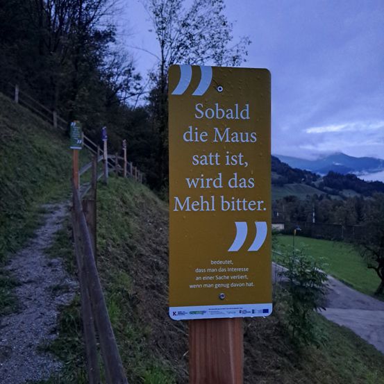 Ein Schild in einer bergigen Region besagt 'Sobald die Maus sitzt, wird das Mehl bitter.' Es bedeutet, dass man das Interesse an einer Sache verliert, wenn man genug hat.