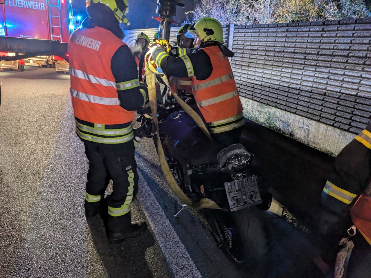 Bild enthält, Adult, Male, Man, Person, Worker, Road, Tarmac, Helmet, Wheel, Face
