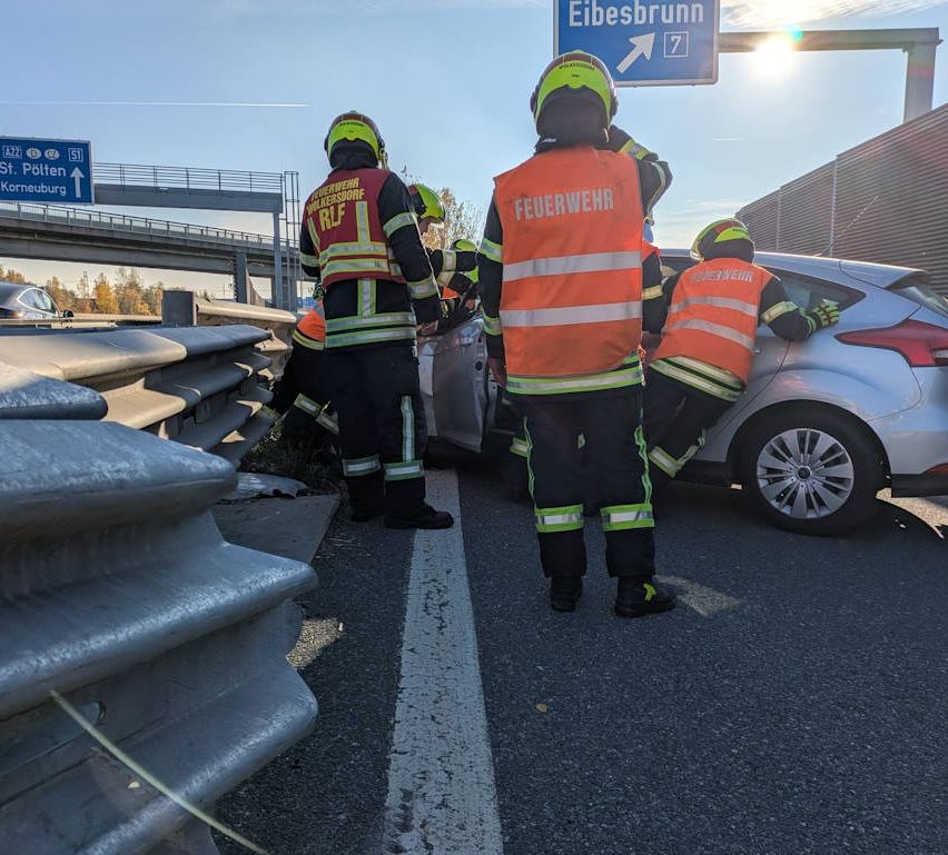 Bild enthält, Helmet, Glove, Adult, Male, Man, Person, Shoe, Worker, Car, Road Sign
