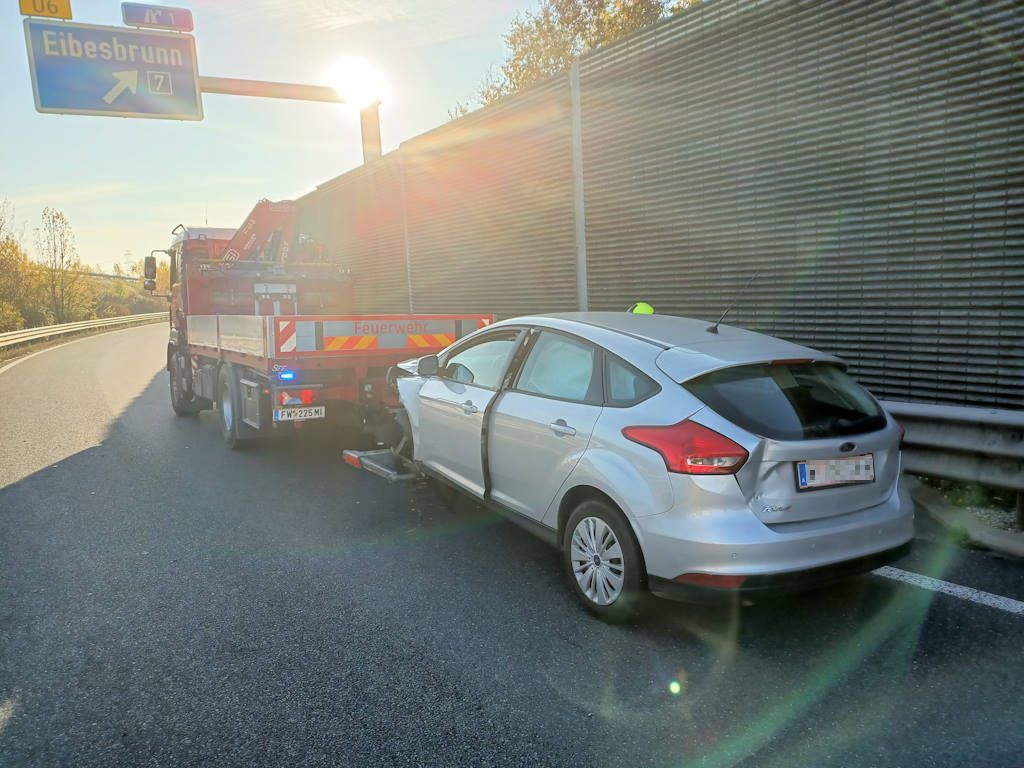 Bild enthält, Car, Transportation, Vehicle, License Plate, Truck, Bumper, Machine, Wheel, Flat Bed Truck, Road Sign