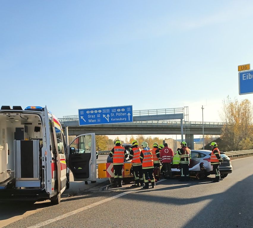 Bild enthält, Helmet, Person, Car, Vehicle, Truck, Worker, Footwear, Shoe, Road Sign, Road