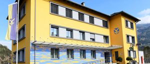 Bild enthält, Building, Hotel, Resort, City, Interior Design, Condo, Housing, Urban, Hostel, Flag