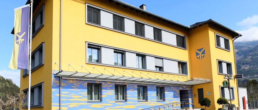 Bild enthält, Building, Hotel, Resort, City, Interior Design, Condo, Housing, Urban, Hostel, Flag