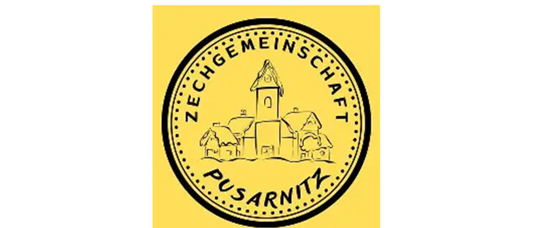 Ein gelber Kreis-Logo mit schwarzem Rand, das eine kleine Stadt mit einem Turm und einigen Häusern zeigt. Die Worte 'ZECHGEMEINSCHAFT' sind in einem kreisförmigen Muster um den oberen Teil des Logos herum geschrieben. Unten steht das Wort 'PUSARNITZ' in einer fettgedruckten, stilisierten Schriftart.