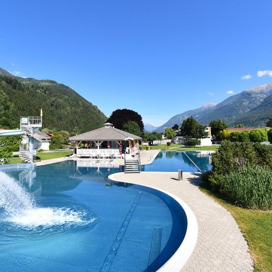 Bild enthält, Hotel, Resort, Nature, Outdoors, Scenery, Pool, Water, Swimming Pool, Bench, Villa