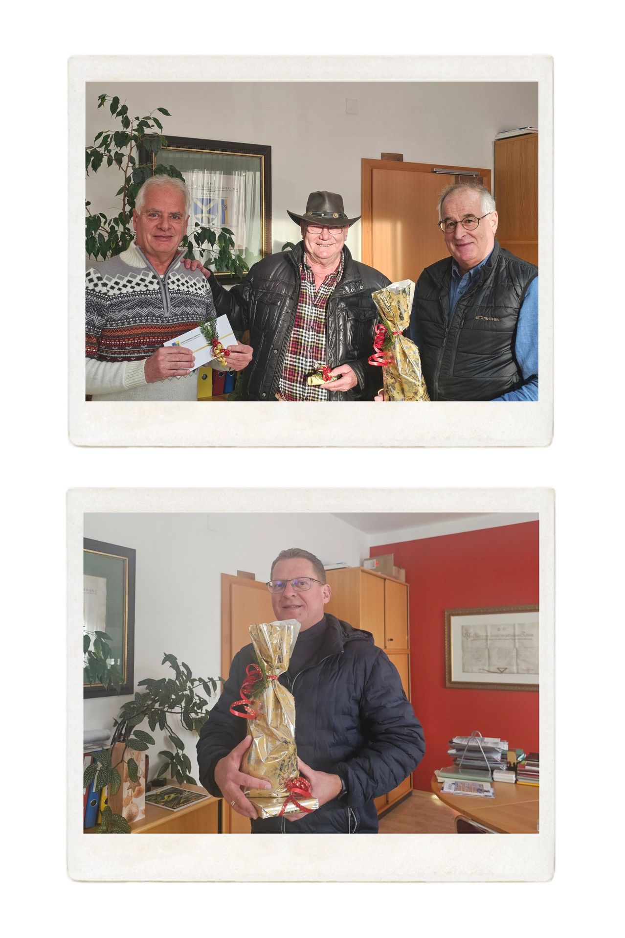 Drei Männer stehen in einem Raum, jeder hält ein Geschenk in goldfarbenes Papier gewickelt. Der Mann auf der linken Seite trägt einen grauen Pullover. Der Mann in der Mitte trägt eine Lederjacke und einen Hut. Der Mann auf der rechten Seite trägt einen dunklen Weste und eine Brille.