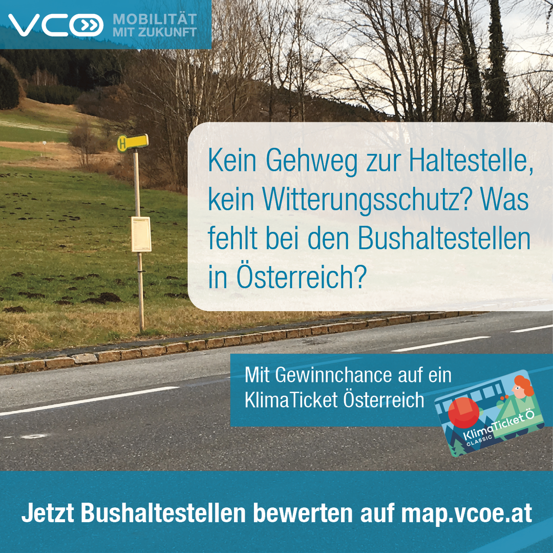 Bild zeigt eine Straße mit einem Schild und einer Werbung für KlimaTicket Österreich. Es fragt, ob es keinen Weg zur Bushaltestelle und keinen Wetterschutz an Bushaltestellen in Österreich gibt.
