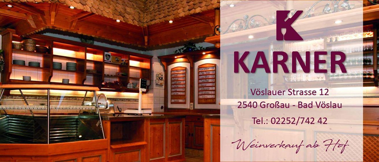 Das Innere eines Restaurants zeigt Holzregale mit Tellern, eine Theke mit einer Waage und eine Holzdecke mit Lichtern. Das Wort 'K' ist prominent angebracht.