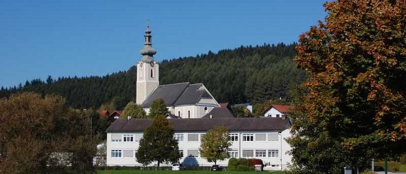 Bild enthält, Grass, Monastery, Vegetation, Outdoors, Tree, Nature, Woodland, Car, Countryside