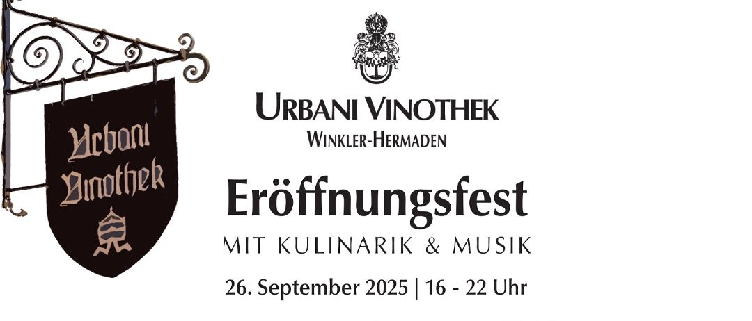 Ein Werbeplakat für das Eröffnungsfest der Urbani Vinothek. Drei Personen stehen mit einem gerahmten Preis und Weingläsern. Das Datum ist der 26. September 2025.