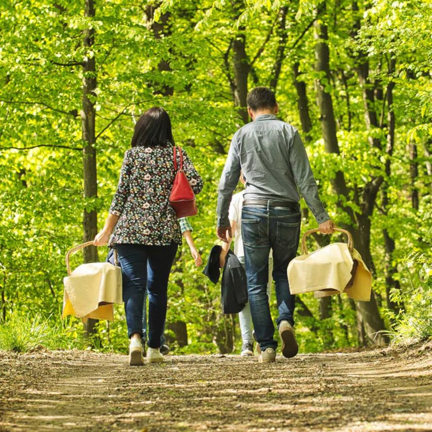 Bild enthält, Person, Walking, Hand, Holding Hands, Adult, Female, Woman, Male, Man, Jeans
