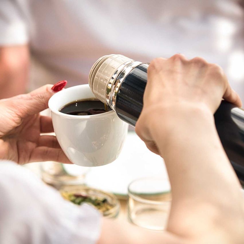 Bild enthält, Cooking, Food, Pouring Food, Beverage, Coffee, Coffee Cup, Food Presentation, Bottle, Shaker