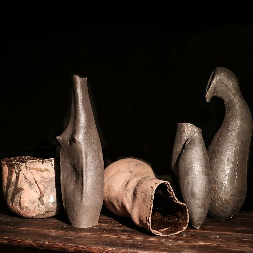 Bild enthält, Pottery, Cookware, Pot, Mortar Shell, Weapon, Art