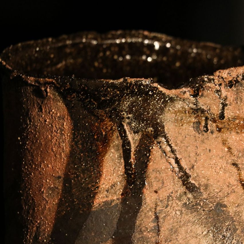 Bild enthält, Pottery, Rock, Cookware, Jar, Vase, Pot, Person