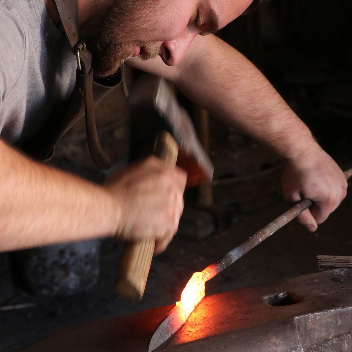Bild enthält, Adult, Male, Man, Person, Face, Head, Metalworking