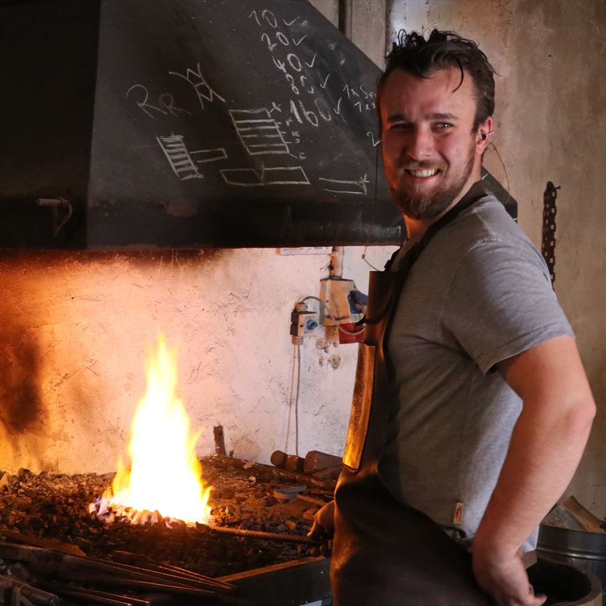 Bild enthält, Adult, Male, Man, Person, Bonfire, Flame, Face, Blackboard, Fireplace, Indoors