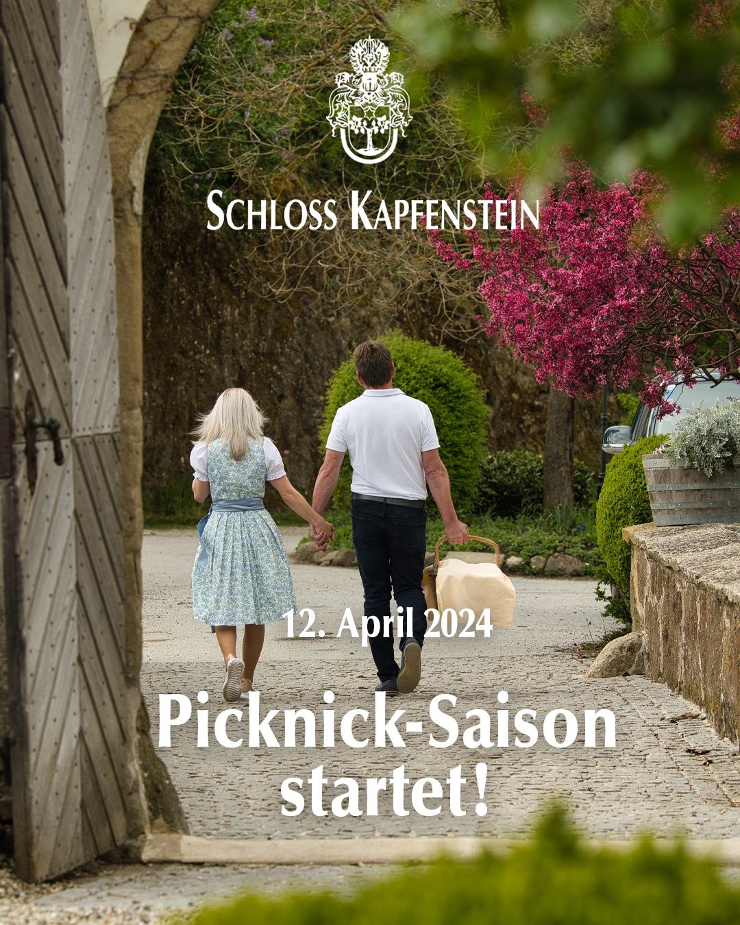 Bild enthält, Person, Walking, Path, Garden, Child, Female, Girl, Street, Adult, Man