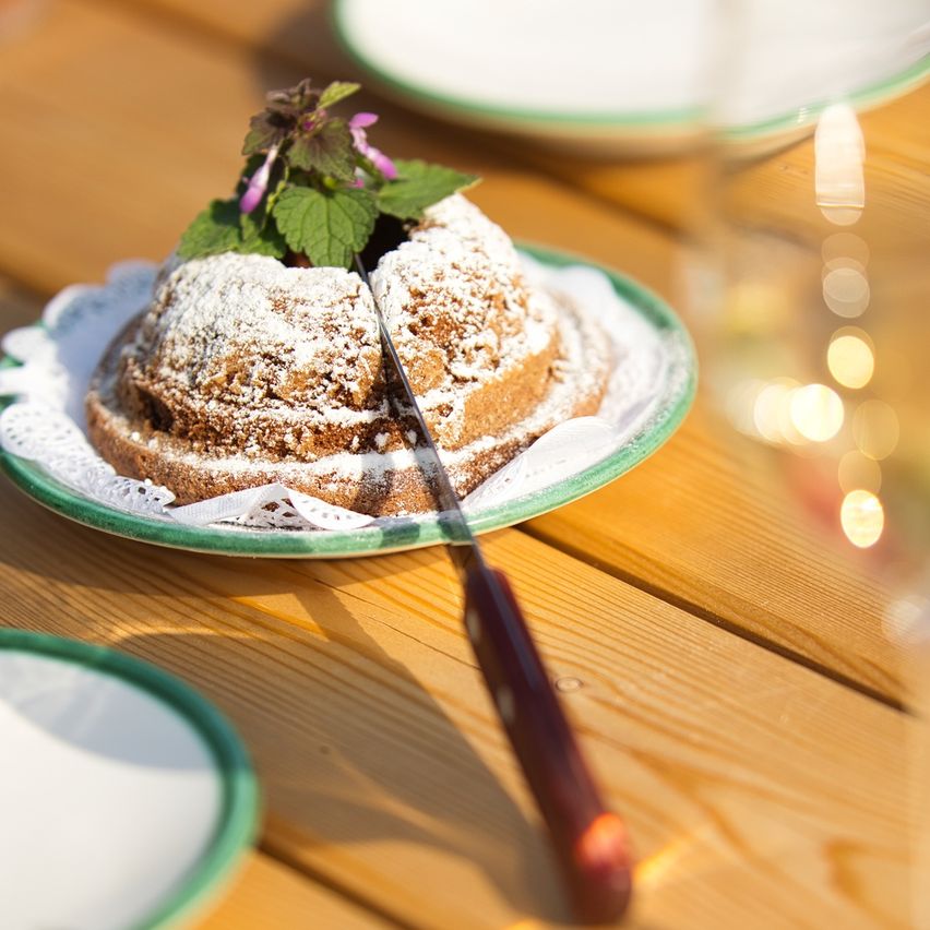 Bild enthält, Cream, Icing, Food Presentation, Meal, Leaf, Wood, Bread, Ice Cream, Plate, Dish