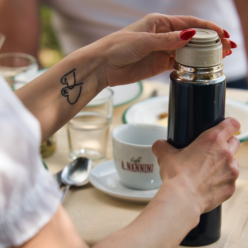 Bild enthält, Finger, Hand, Person, Cup, Adult, Female, Woman, Perfume, Saucer, Tattoo