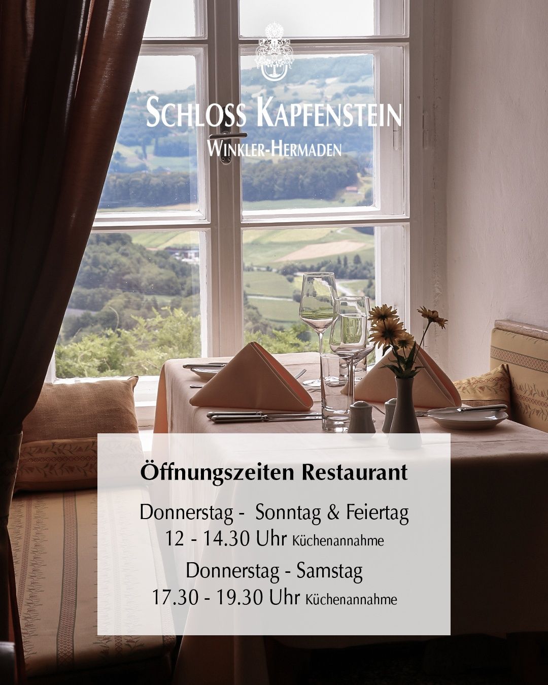 Ein eleganter Esstisch mit Weingläsern, einer Blumenvase und einer Speisekarte vor einem Fenster, das einen malerischen Blick auf die Landschaft bietet.