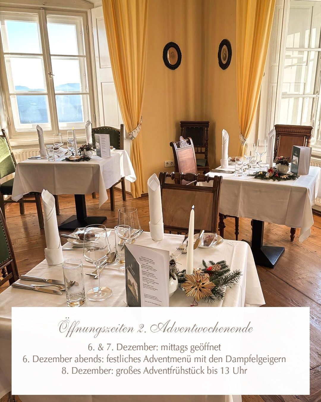 Ein Esszimmer mit vier für eine Mahlzeit gedeckten Tischen, mit weißen Tischdecken, Weingläsern und Servietten. Der Raum hat Holzböden und gelbe Vorhänge.