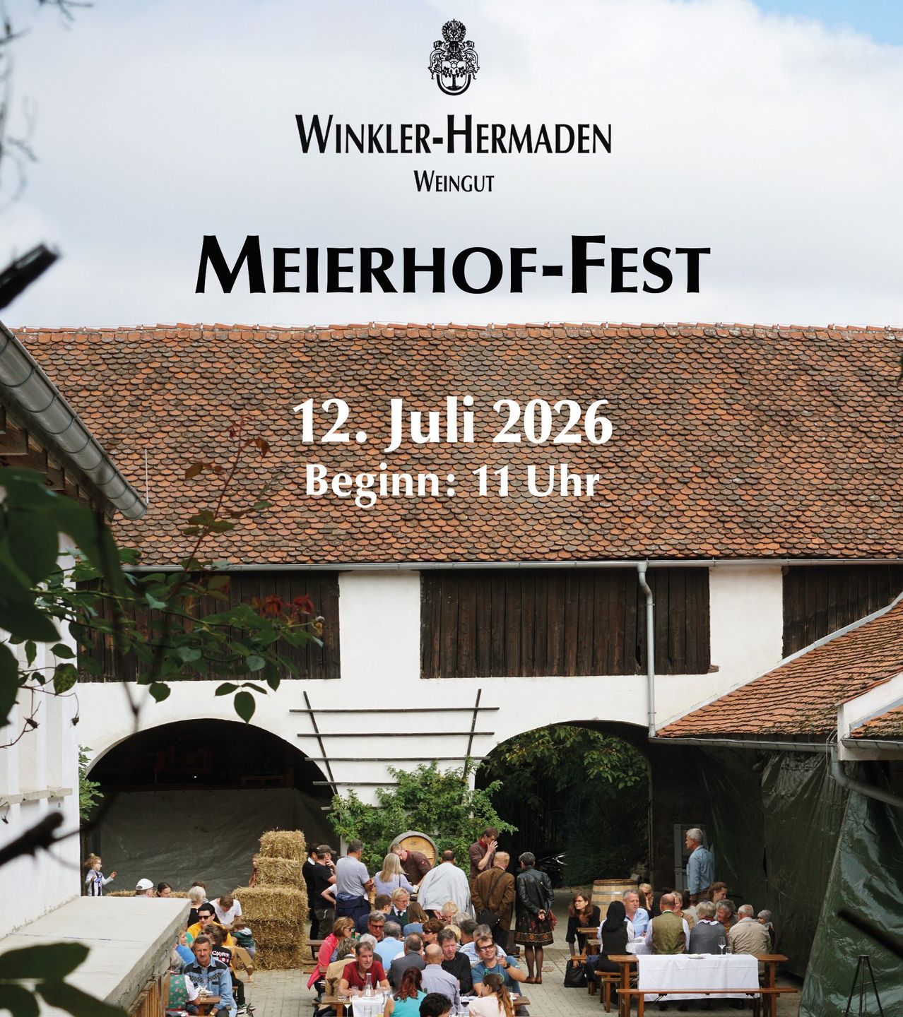 Ein Werbeplakat für das Meierhof-Fest der Winkler-Hermaden-Weinkellerei am 12. Juli 2026, Beginn 11 Uhr. Die Veranstaltung zeigt eine große Menschenmenge vor einem Gebäude.