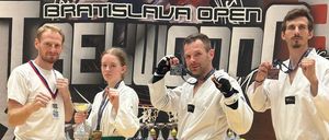 Bild enthält, Adult, Male, Man, Person, Karate, Martial Arts, People, Smoke Pipe, Crowd, Face