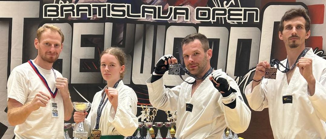 Bild enthält, Adult, Male, Man, Person, Karate, Martial Arts, People, Smoke Pipe, Crowd, Face