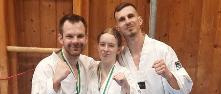 Bild enthält, Karate, Martial Arts, Person, People, Pants, Portrait, Adult, Male, Man, Wood