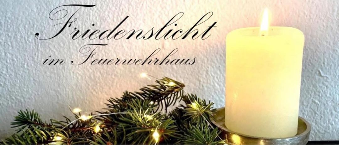 Ein Plakat bewirbt ein friedliches Kerzenlichttreffen im Zurndorfer Feuerwehrhaus am 23. Dezember 2025, ab 16 Uhr. Das Plakat zeigt eine brennende Kerze auf einem silbernen Halter, umgeben von Tannenzweigen mit Lichterketten. Der Text ist kursiv auf weißem Hintergrund.