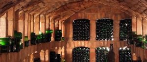 Bild enthält, Alcohol, Beverage, Liquor, Wine, Architecture, Building, Wine Cellar, Machine, Wheel