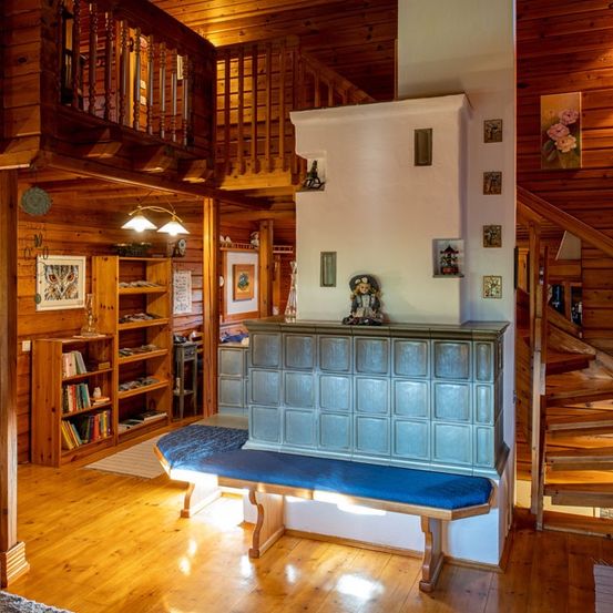 Bild enthält, Indoors, Interior Design, Wood, Hardwood, Staircase, Stained Wood, Book, Living Room, Bench, Lamp