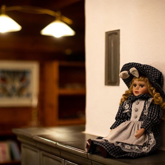 Bild enthält, Child, Female, Girl, Person, Lamp, Painting, Hat, Face, Toy, Doll