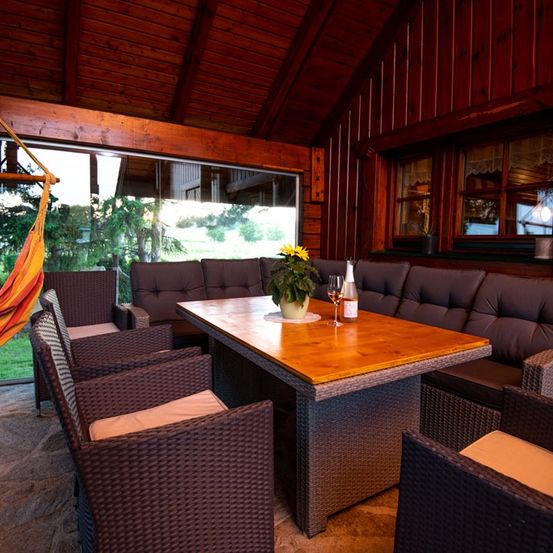 Bild enthält, Furniture, Table, Living Room, Hotel, Resort, Couch, Dining Table, Chair, Lounge, Interior Design